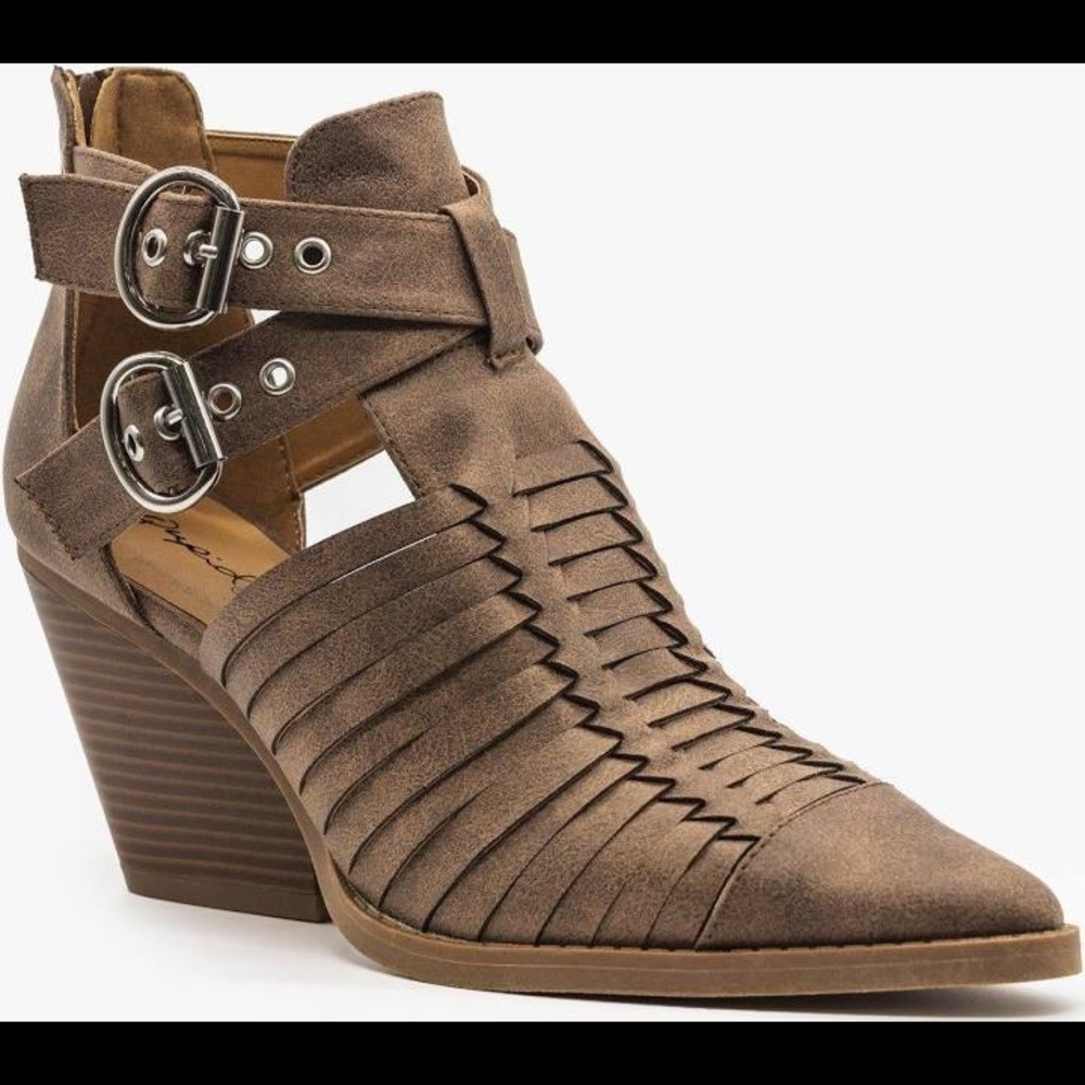 Qupid Size 9 Pointed Toe Caged Booties